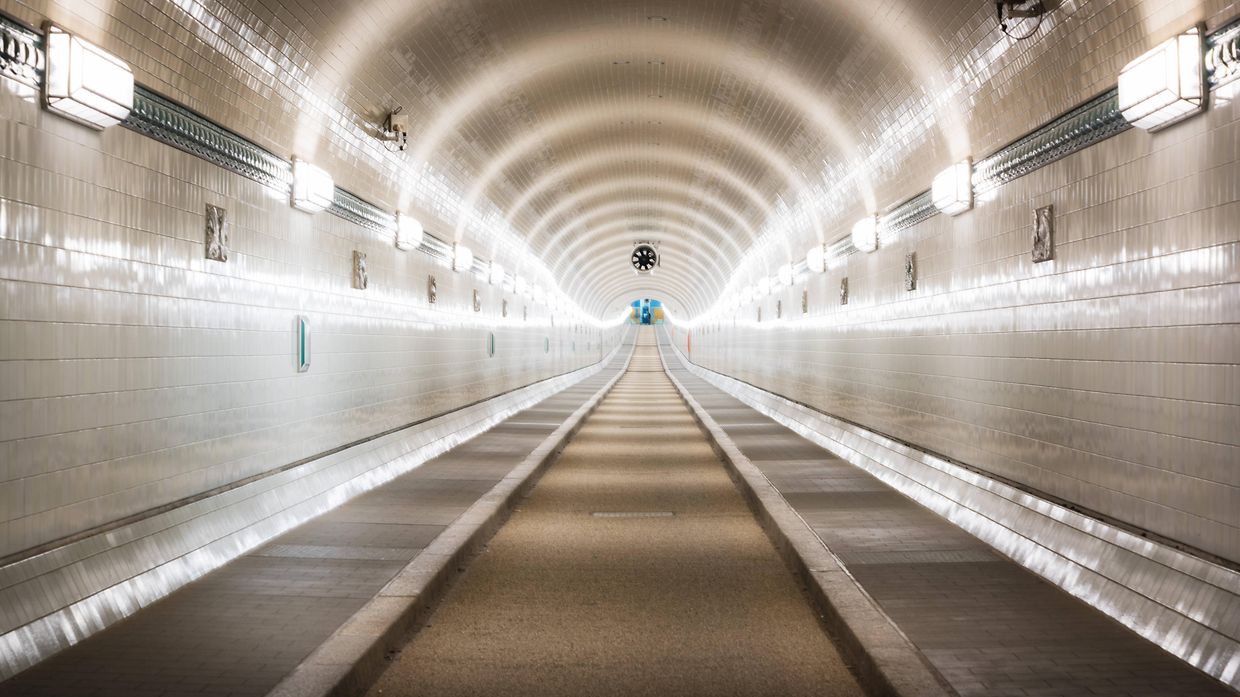 Alter Elbtunnel bis auf weiteres autofrei Am 3. Juni 2019 hat die Sanierung der Weströhre des St. Pauli Elbtunnels begonnen. Parallel wurde die wiedereröffnete Oströhre aus betrieblichen und baustellenbedingten Gründen für Kraftfahrzeuge bis auf weiteres gesperrt. Fußgänger und Radfahrer können weiterhin zwischen St. Pauli und Steinwerder durch die Tunnelröhre gehen und fahren. Die Sperrung für PKW gilt bis auf weiteres, ein Enddatum ist noch nicht bekannt. Musikalisches Spektakel unterhalb der Elbe